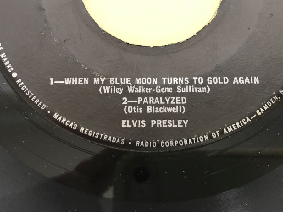 Vintage 45 Vinyl Record Carrying Case With ~50 45RPM Records Including Multiple Elvis Presley And Chuck Berry - See Inventory List In Photos - Records In Great Condition [Photo 16]