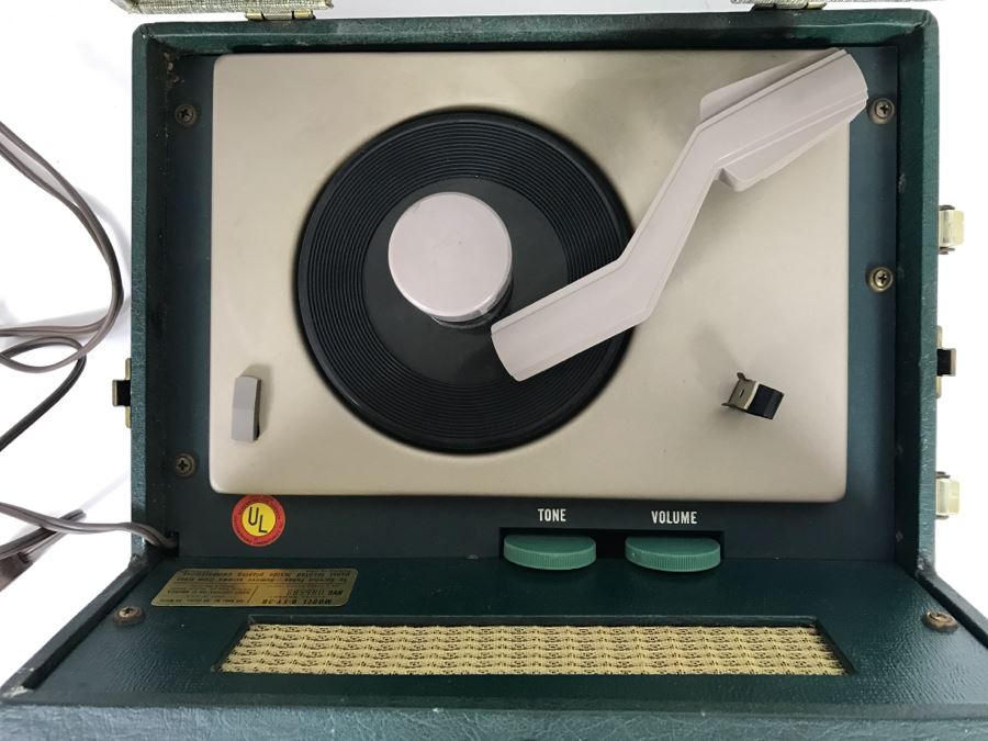 RCA Victor Portable Record Player Model 6-EY-3B With Tubes - Tubes Turn On And Hum But Platter Doesn't Spin - Needs Servicing [Photo 7]