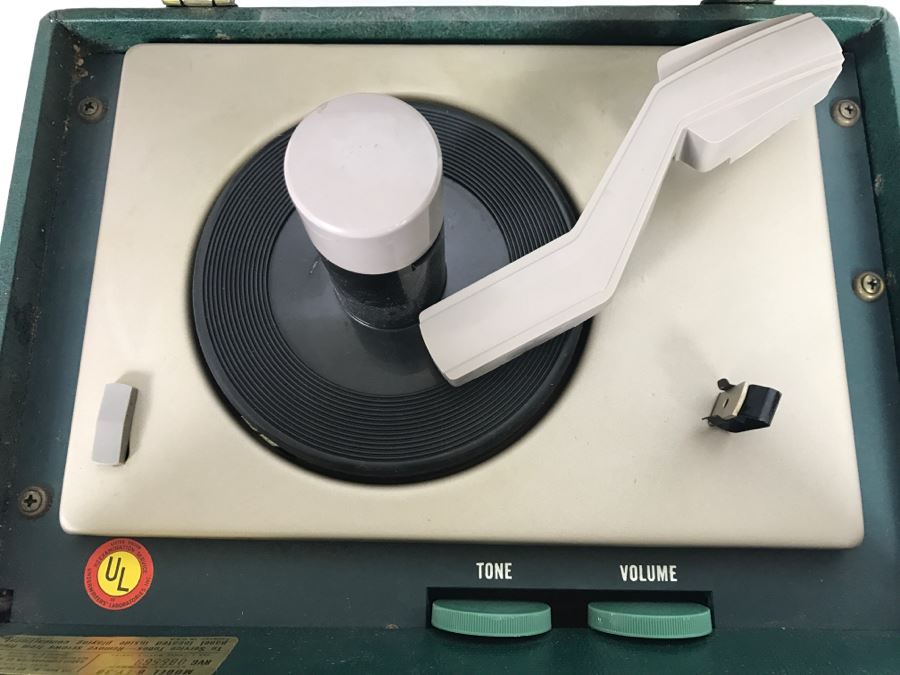 RCA Victor Portable Record Player Model 6-EY-3B With Tubes - Tubes Turn On And Hum But Platter Doesn't Spin - Needs Servicing [Photo 8]