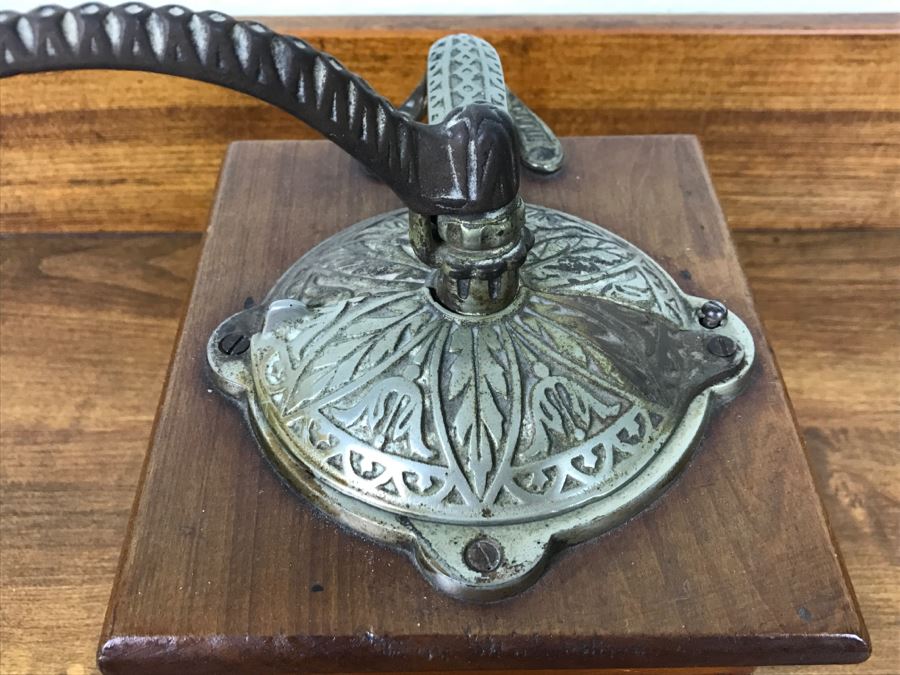 Antique Hand Crank Grinder [Photo 4]