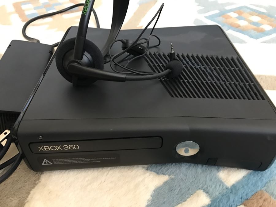 JUST ADDED - Xbox 360 S Console With Controller And Book [Photo 6]