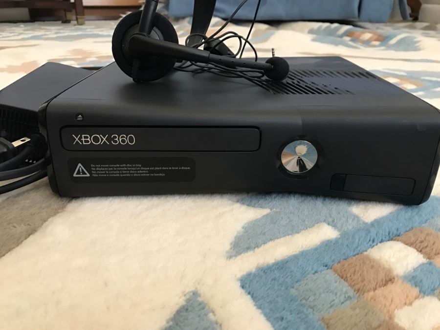 JUST ADDED - Xbox 360 S Console With Controller And Book [Photo 5]