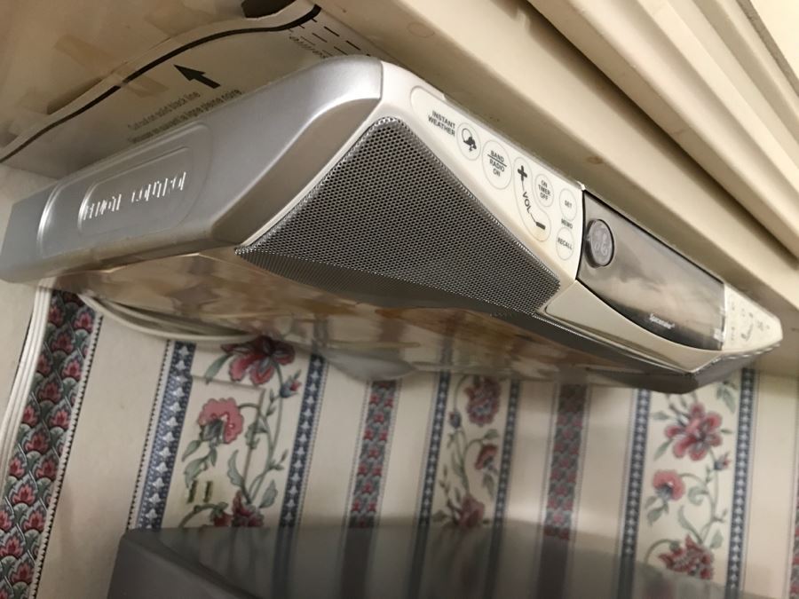 JUST ADDED - GE Spacemaker Under Cabinet AM/FM Radio CD Player [Photo 6]