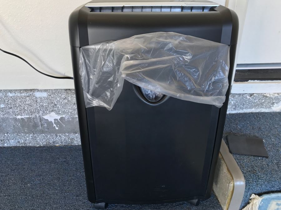 JUST ADDED - Amazon Basics Paper Shredder [Photo 5]