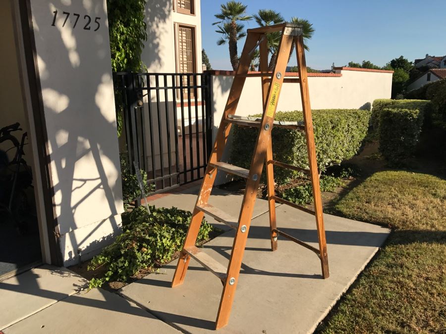 JUST ADDED - 6' Wooden Ladder [Photo 5]
