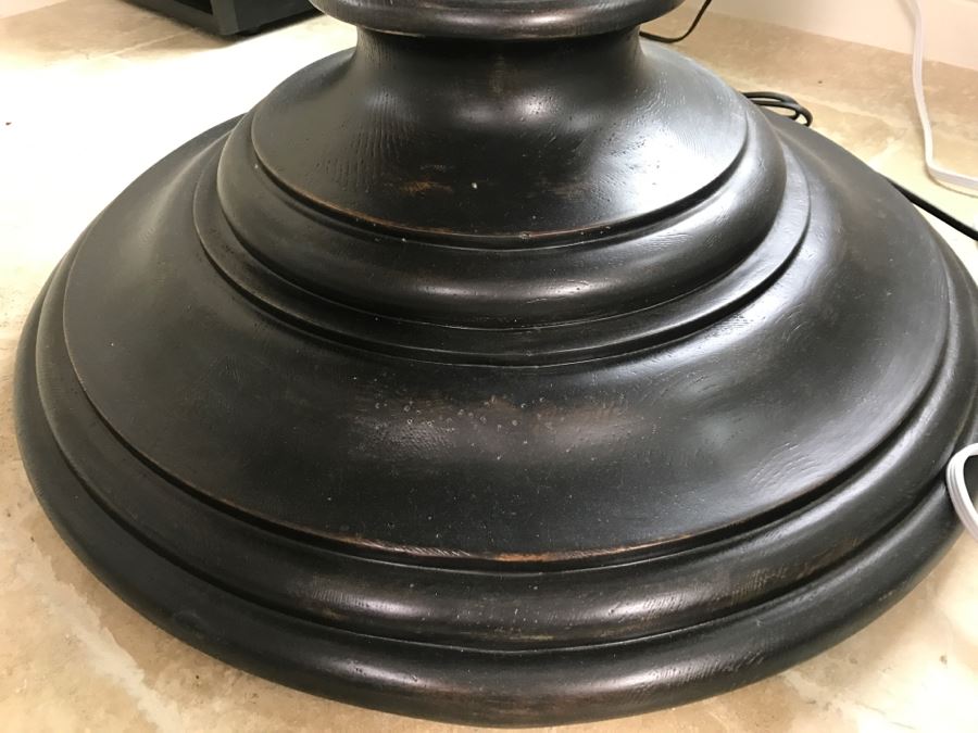 Stanley Furniture Co 3' Round Pedestal Turned Wood Side Table [Photo 7]