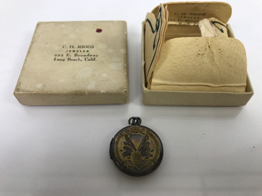 JUST ADDED - Vintage C. H. Riggs Jeweler Long Beach, CA Gold Tone Locket Pendant With Original Box