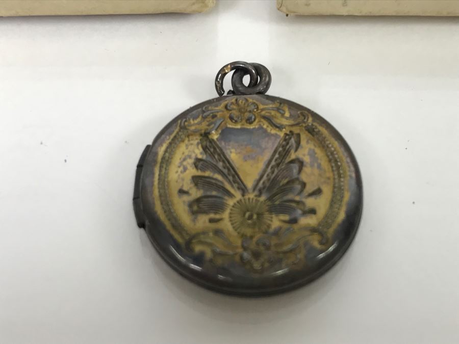 JUST ADDED - Vintage C. H. Riggs Jeweler Long Beach, CA Gold Tone Locket Pendant With Original Box [Photo 2]