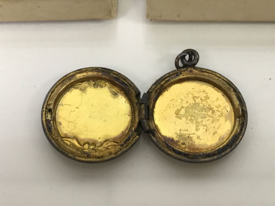 JUST ADDED - Vintage C. H. Riggs Jeweler Long Beach, CA Gold Tone Locket Pendant With Original Box [Photo 4]