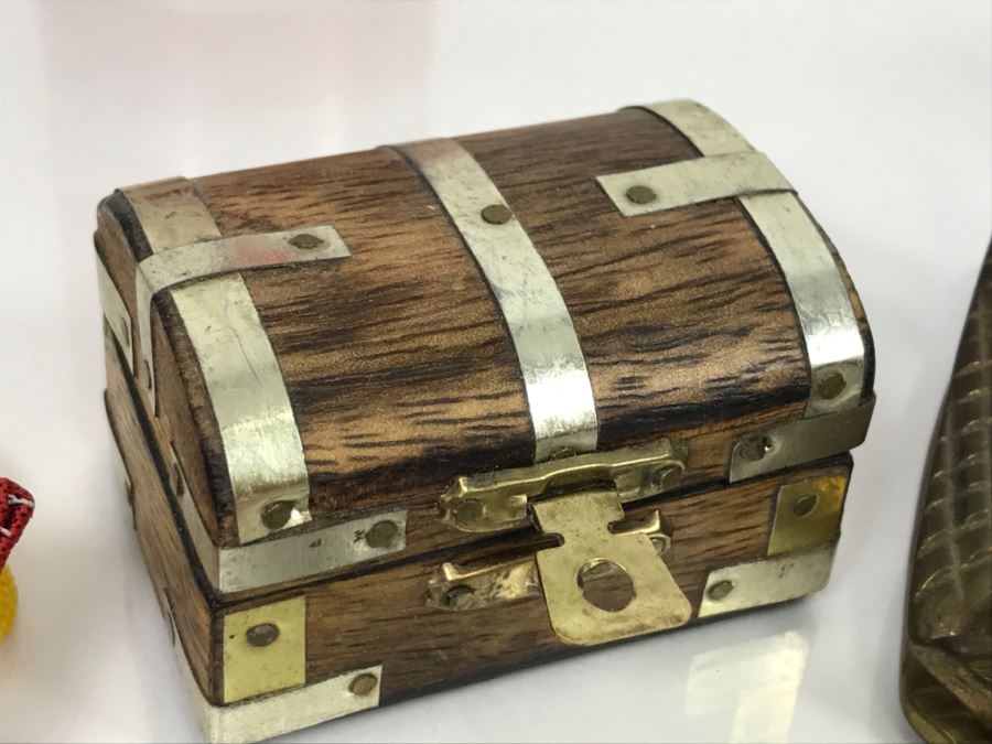 JUST ADDED - Collection Of Various Blackjack Pins, Buttons, Dunes Las Vegas One Dollar Chip, Wooden Trinket Boxes And More - See All Photos [Photo 22]