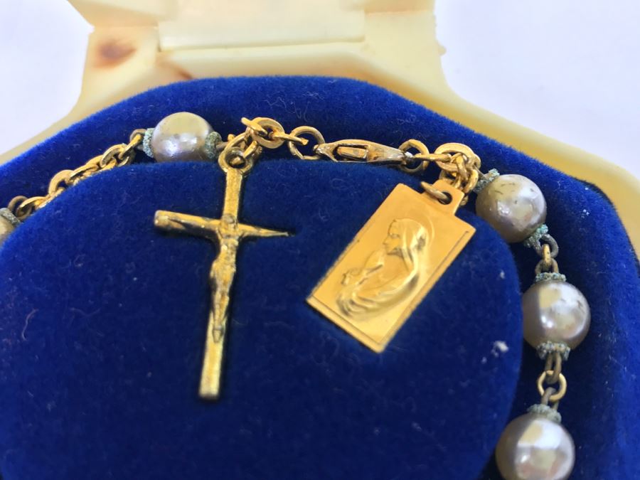 JUST ADDED - Gold Tone Crucifix Bracelet In Clamshell [Photo 5]