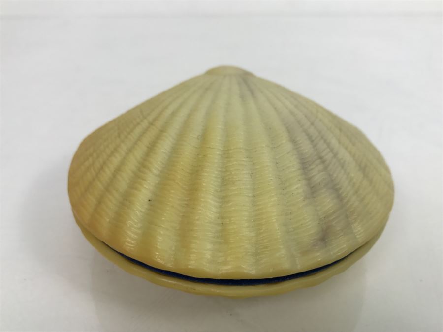 JUST ADDED - Gold Tone Crucifix Bracelet In Clamshell [Photo 7]