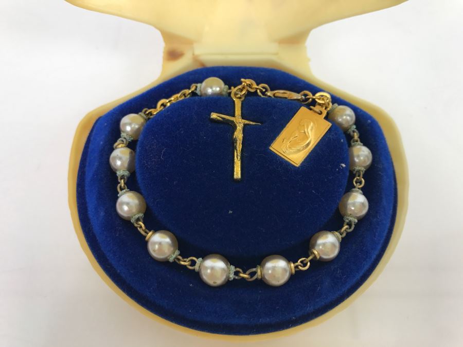 JUST ADDED - Gold Tone Crucifix Bracelet In Clamshell [Photo 3]