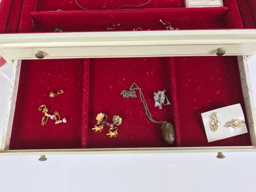 JUST ADDED - Vintage Jewelry Box With Some Jewelry [Photo 7]