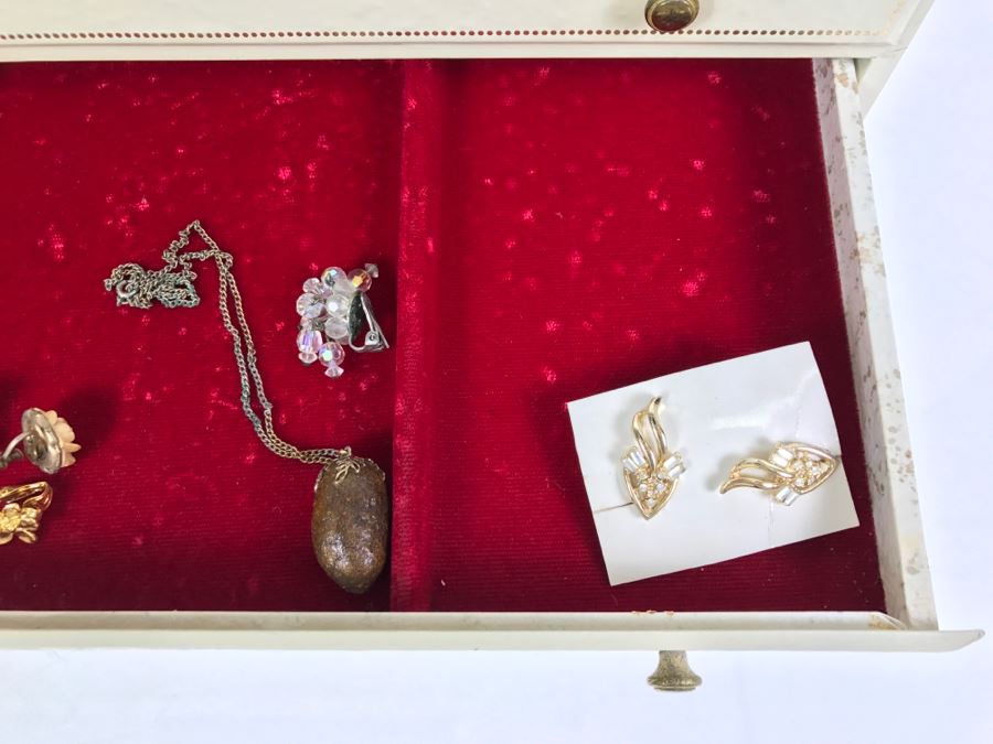 JUST ADDED - Vintage Jewelry Box With Some Jewelry [Photo 9]