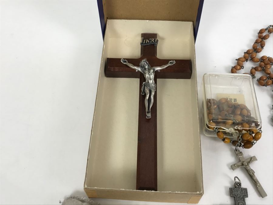 Religious Lot With Rosary Beads And Crucifix [Photo 16]