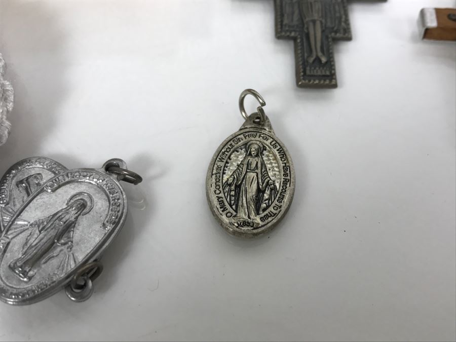 Religious Lot With Rosary Beads And Crucifix [Photo 15]