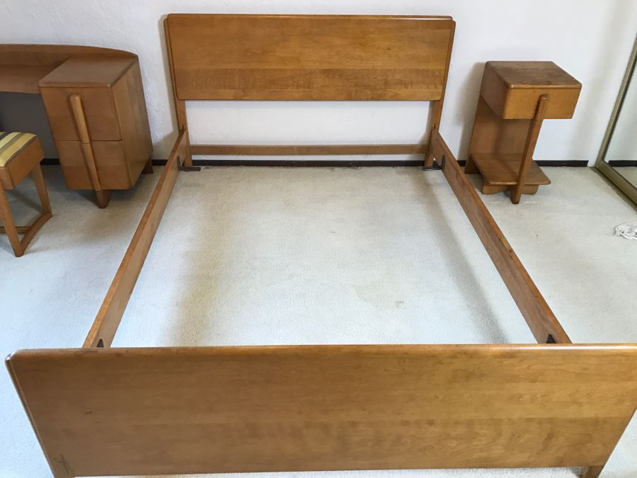 Heywood Wakefield 'Skyliner' 1939 Mid-Century Modern With Art Deco Styling Full Size Bed With Headboard Footboard And Railings