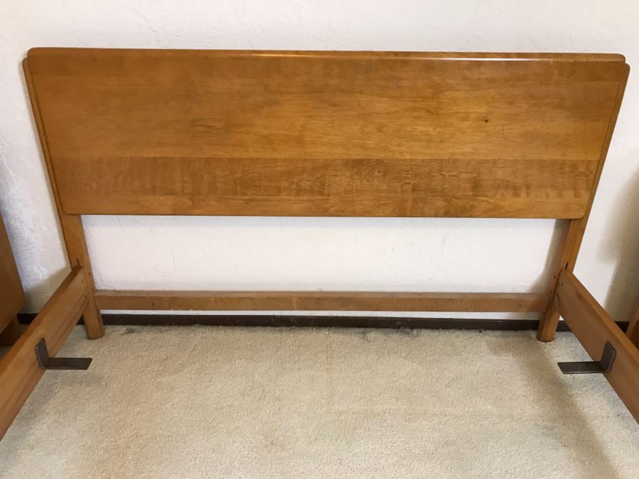 Heywood Wakefield 'Skyliner' 1939 Mid-Century Modern With Art Deco Styling Full Size Bed With Headboard Footboard And Railings [Photo 4]