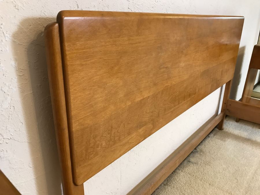 Heywood Wakefield 'Skyliner' 1939 Mid-Century Modern With Art Deco Styling Full Size Bed With Headboard Footboard And Railings [Photo 5]