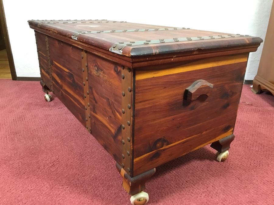Vintage Mountain Maid Tennessee Red Cedar Chest Hill-Hoel Mfg Co On Casters [Photo 19]