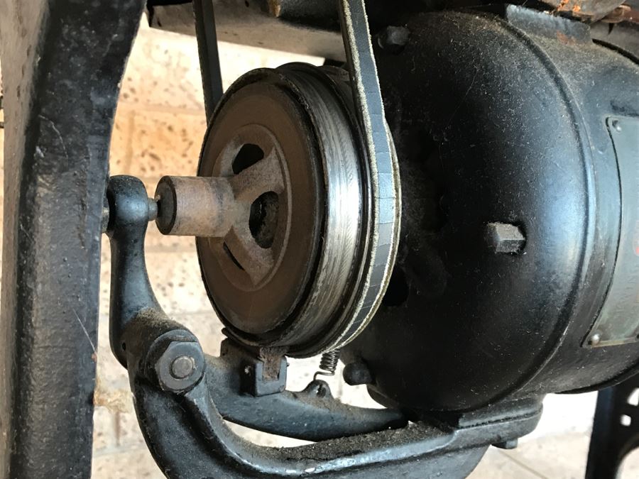 Vintage Singer 31-20 Industrial Sewing Machine SN H1151884 With Antique AMERICAN Industrial Treadle Sewing Machine Table With Old Singer Sewing Motor Style SA932 Steampunk [Photo 26]