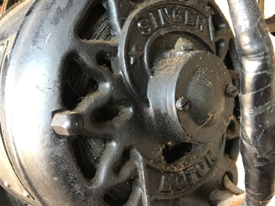 Vintage Singer 31-20 Industrial Sewing Machine SN H1151884 With Antique AMERICAN Industrial Treadle Sewing Machine Table With Old Singer Sewing Motor Style SA932 Steampunk [Photo 25]