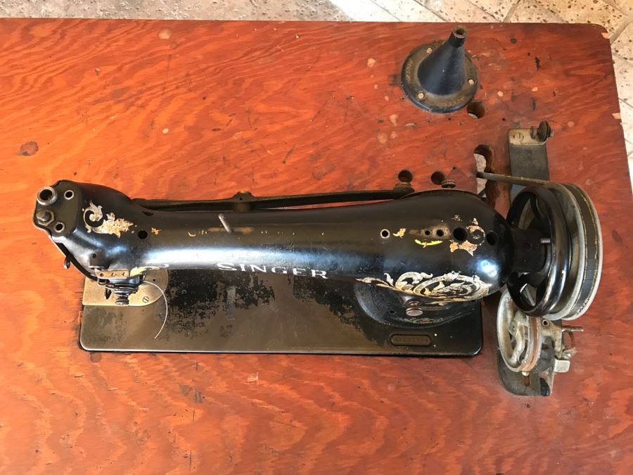 Vintage Singer 31-20 Industrial Sewing Machine SN H1151884 With Antique AMERICAN Industrial Treadle Sewing Machine Table With Old Singer Sewing Motor Style SA932 Steampunk [Photo 12]
