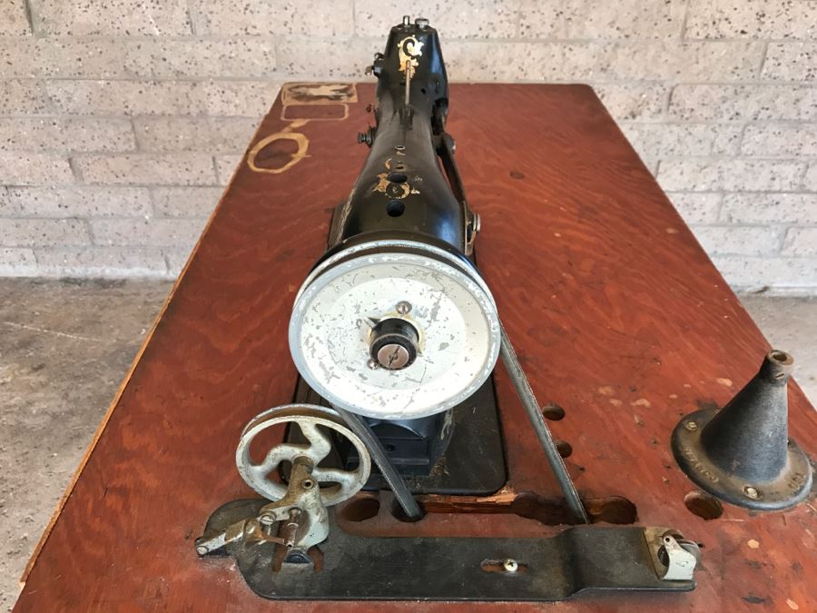Vintage Singer 31-20 Industrial Sewing Machine SN H1151884 With Antique AMERICAN Industrial Treadle Sewing Machine Table With Old Singer Sewing Motor Style SA932 Steampunk [Photo 28]