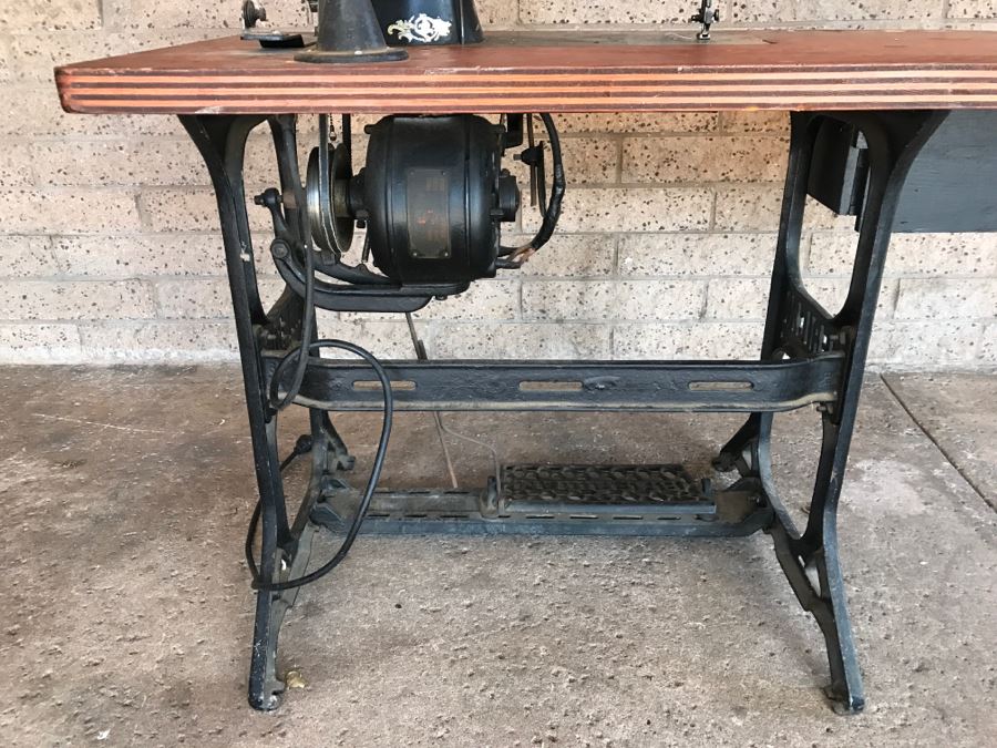 Vintage Singer 31-20 Industrial Sewing Machine SN H1151884 With Antique AMERICAN Industrial Treadle Sewing Machine Table With Old Singer Sewing Motor Style SA932 Steampunk [Photo 17]
