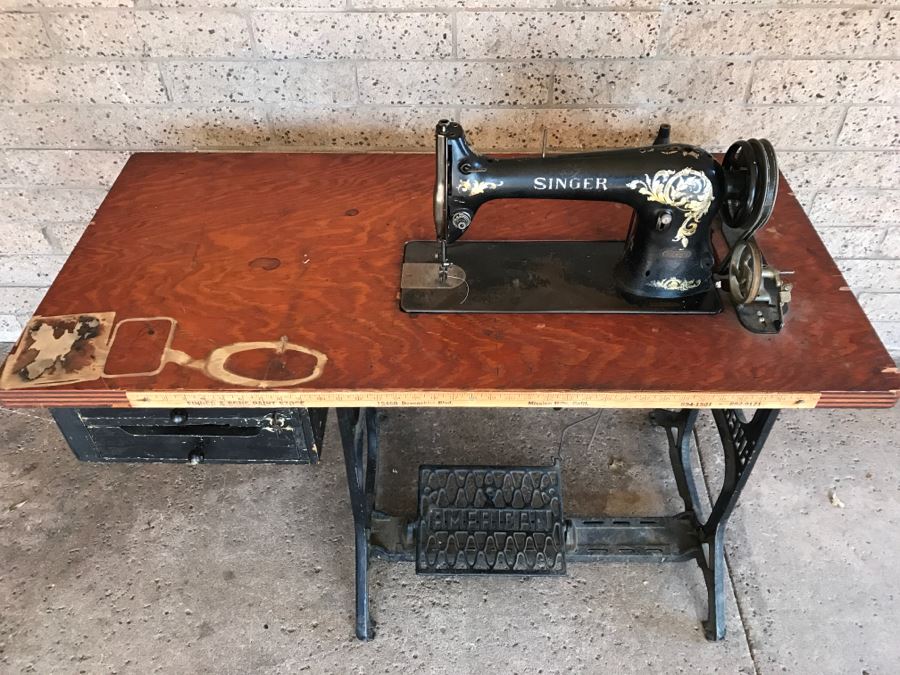 Vintage Singer 31-20 Industrial Sewing Machine SN H1151884 With Antique AMERICAN Industrial Treadle Sewing Machine Table With Old Singer Sewing Motor Style SA932 Steampunk [Photo 4]