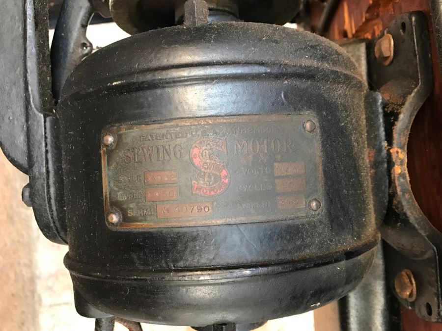 Vintage Singer 31-20 Industrial Sewing Machine SN H1151884 With Antique AMERICAN Industrial Treadle Sewing Machine Table With Old Singer Sewing Motor Style SA932 Steampunk [Photo 18]