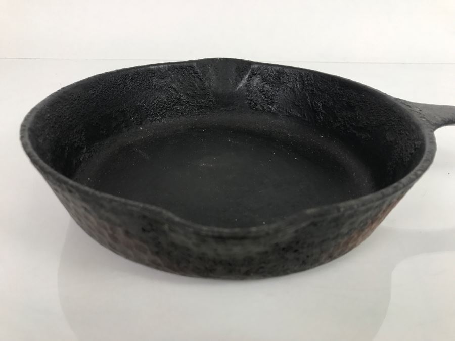 Vintage Hammered Cast Iron Skillet Pot 8' [Photo 2]