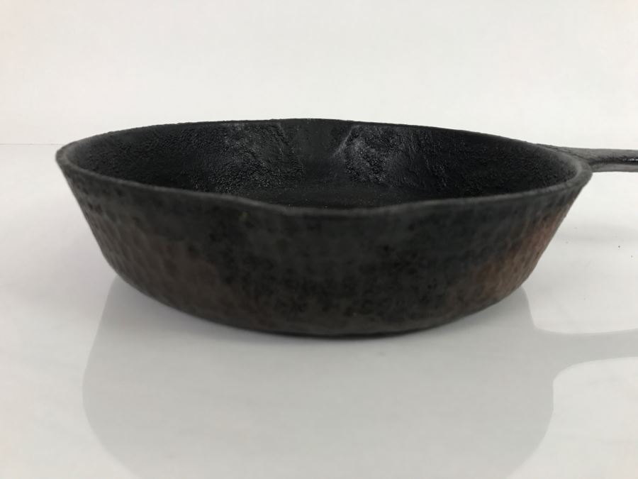 Vintage Hammered Cast Iron Skillet Pot 8' [Photo 3]