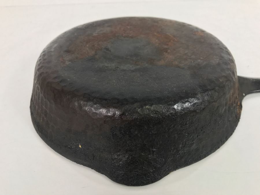 Vintage Hammered Cast Iron Skillet Pot 8' [Photo 6]