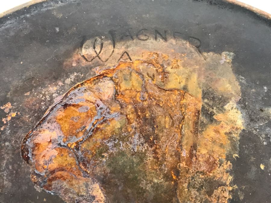 Pair Of Wagner Ware Sidney Cast Iron Skillet Pots 10' And 9' [Photo 12]