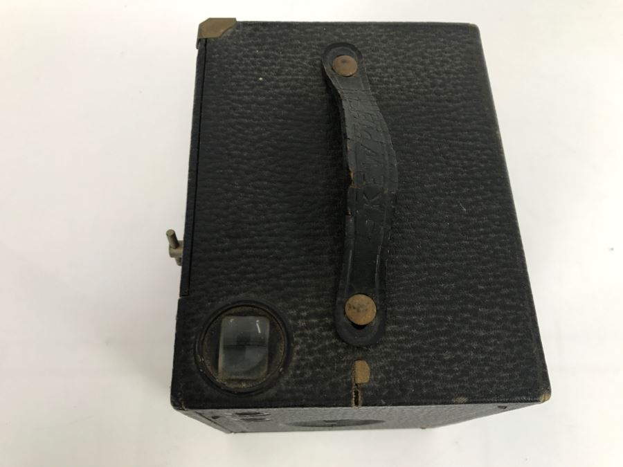 Vintage KEWPIE No. 3 Box Camera Conley Camera Co Rochester, MN - One Of The Round Plastic Covers Is Cracked [Photo 9]