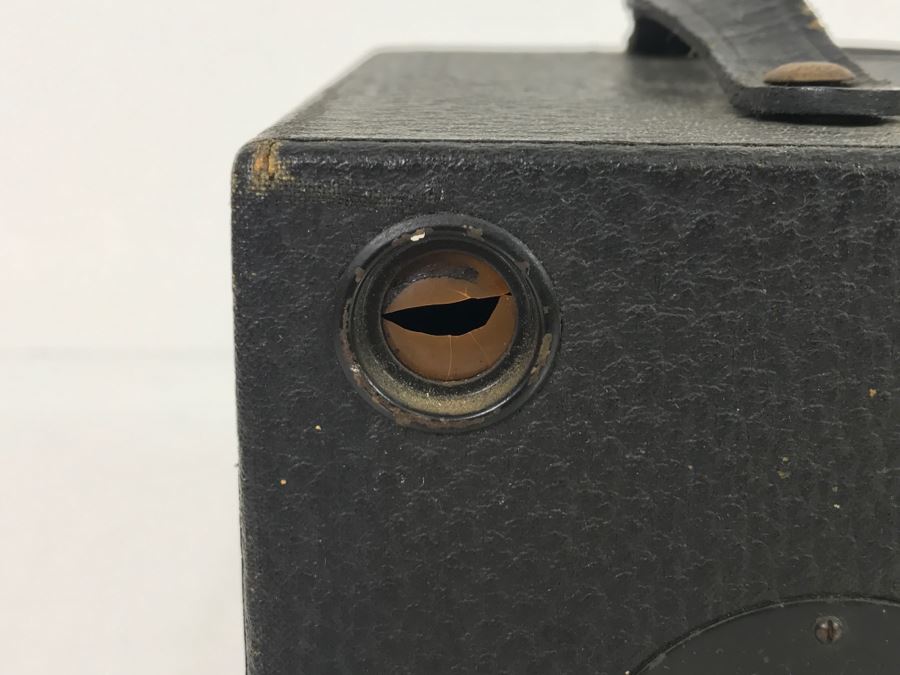 Vintage KEWPIE No. 3 Box Camera Conley Camera Co Rochester, MN - One Of The Round Plastic Covers Is Cracked [Photo 2]