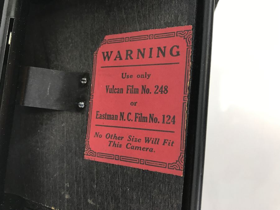 Vintage KEWPIE No. 3 Box Camera Conley Camera Co Rochester, MN - One Of The Round Plastic Covers Is Cracked [Photo 6]
