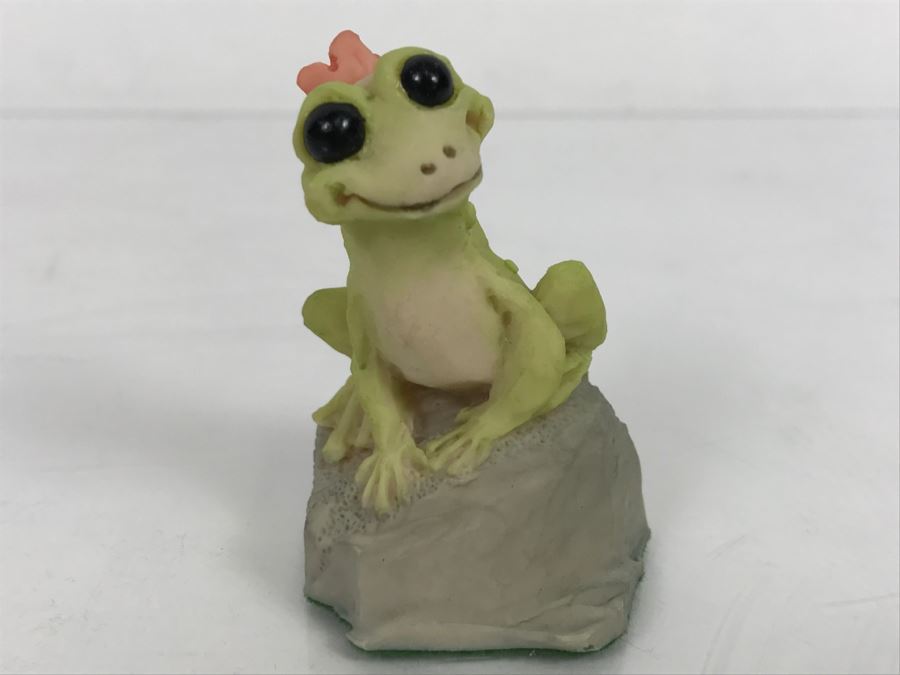 Hand Signed By Real Musgrave Figurine 4/91 - Land Of Legend - Collector’s Fellowship - Take A Chance - Lilliput Lane Land Of Legend Limited - Hand Made in UK [Photo 3]