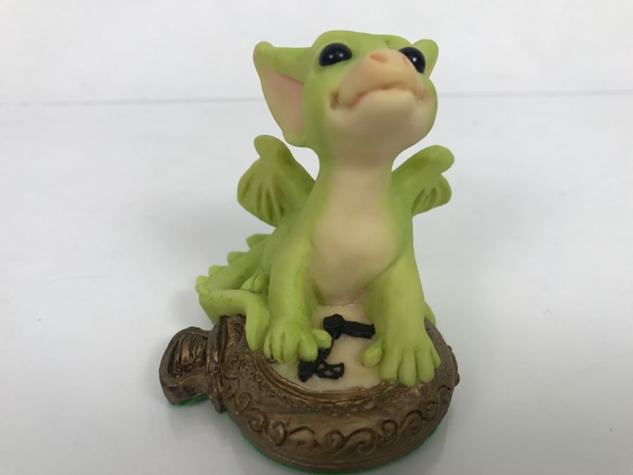 Whimsical World Of Pocket Dragons - Pocket Dragons And Friends Collectors Club - Exclusive Collectors Joining Figurine - Making Time For You - 1995 Real Musgrave/CWAL/CWSL - Handmade For Flambro - Exclusive USA Distributor [MV $90-$110] [Photo 3]