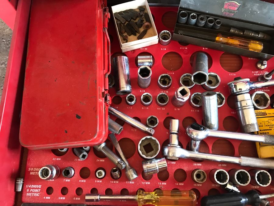 5-Drawer Roller Toolbox Cabinet Loaded With Tools Including Craftsman Sockets, Craftsman Wrenches, Screwdrivers, Knives, Chisels, Pliers, Power Tools - SEE ALL PHOTOS [Photo 32]