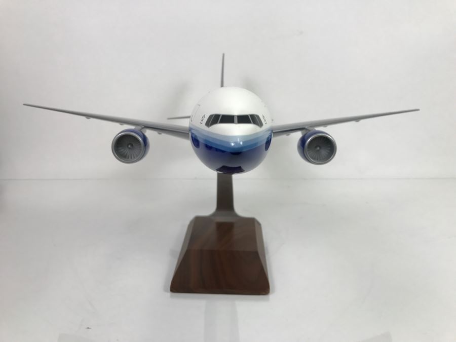 Pacific Miniatures PacMin Precision 1/100 Scale Model Airplane Of UNITED (2004) Boeing 777-200 With Box [Photo 6]