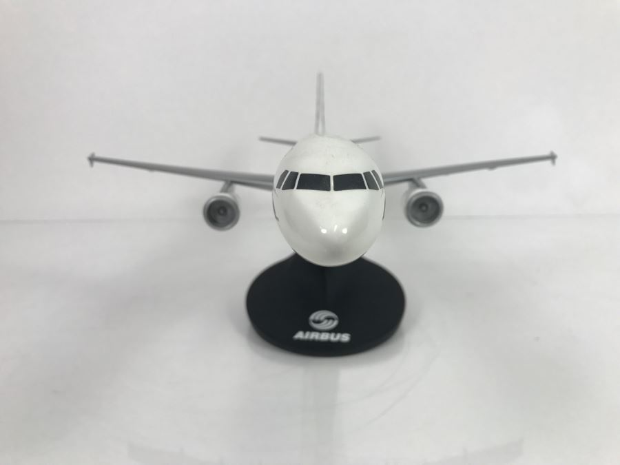 Precision Scale Model Airplane Of Airbus A321 [Photo 4]