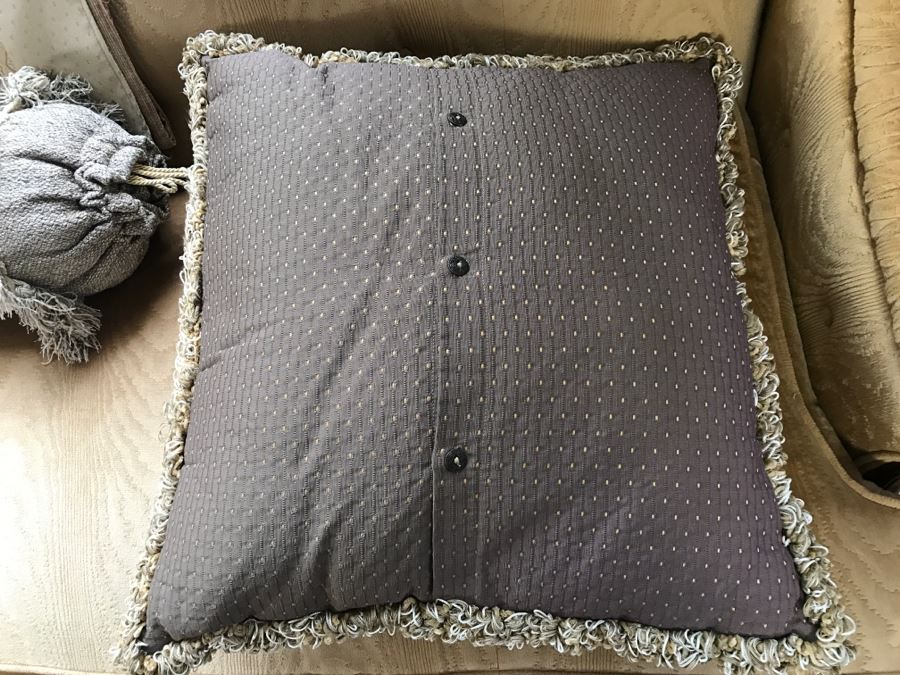 Stunning Vintage French Provincial Sofa Reupholstered Includes Throw Pillows 88'W X 31'D X 31'H [Photo 16]