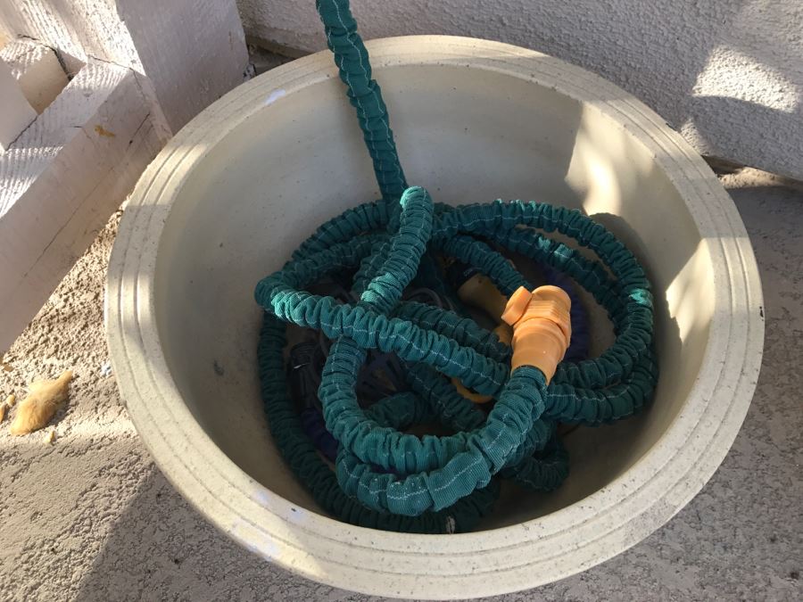 Large White Pot With Pocket Hose [Photo 2]