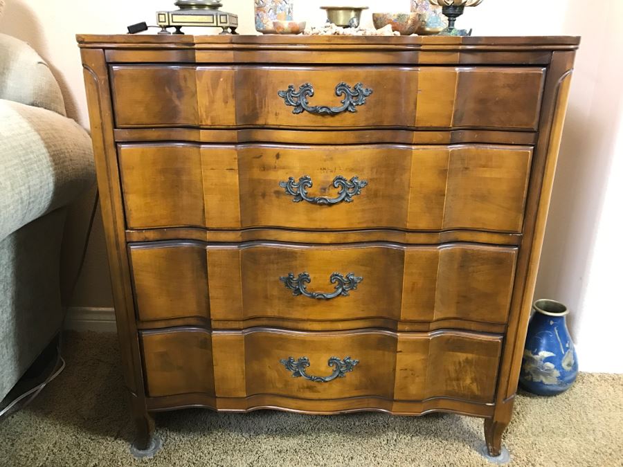 Stunning French Provincial Serpentine Front Leather Top Chest Of Drawers 4-Drawers 30'W X 17'D X 31'H