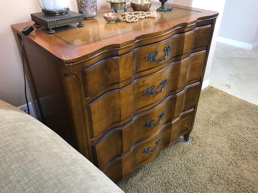 Stunning French Provincial Serpentine Front Leather Top Chest Of Drawers 4-Drawers 30'W X 17'D X 31'H [Photo 9]