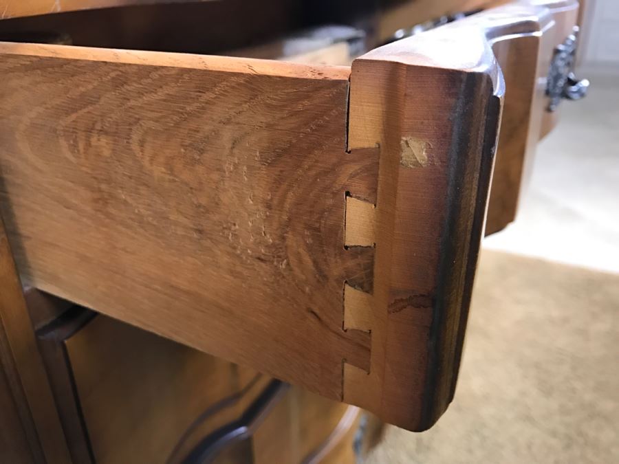 Stunning French Provincial Serpentine Front Leather Top Chest Of Drawers 4-Drawers 30'W X 17'D X 31'H [Photo 11]