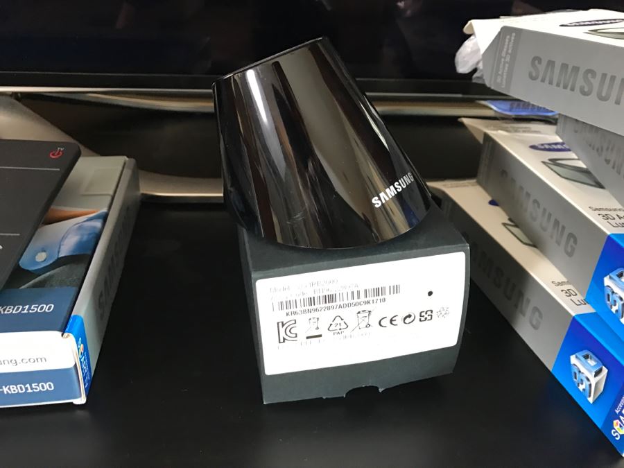 Samsung UN60ES8000F 60-Inch 1080p 240Hz 3D Slim LED HDTV With (7) Pairs Of 3D Active Glasses, Smart Evolution Kit, Samsung Keyboard And IR Blaster VG-IRB2000 [Photo 17]